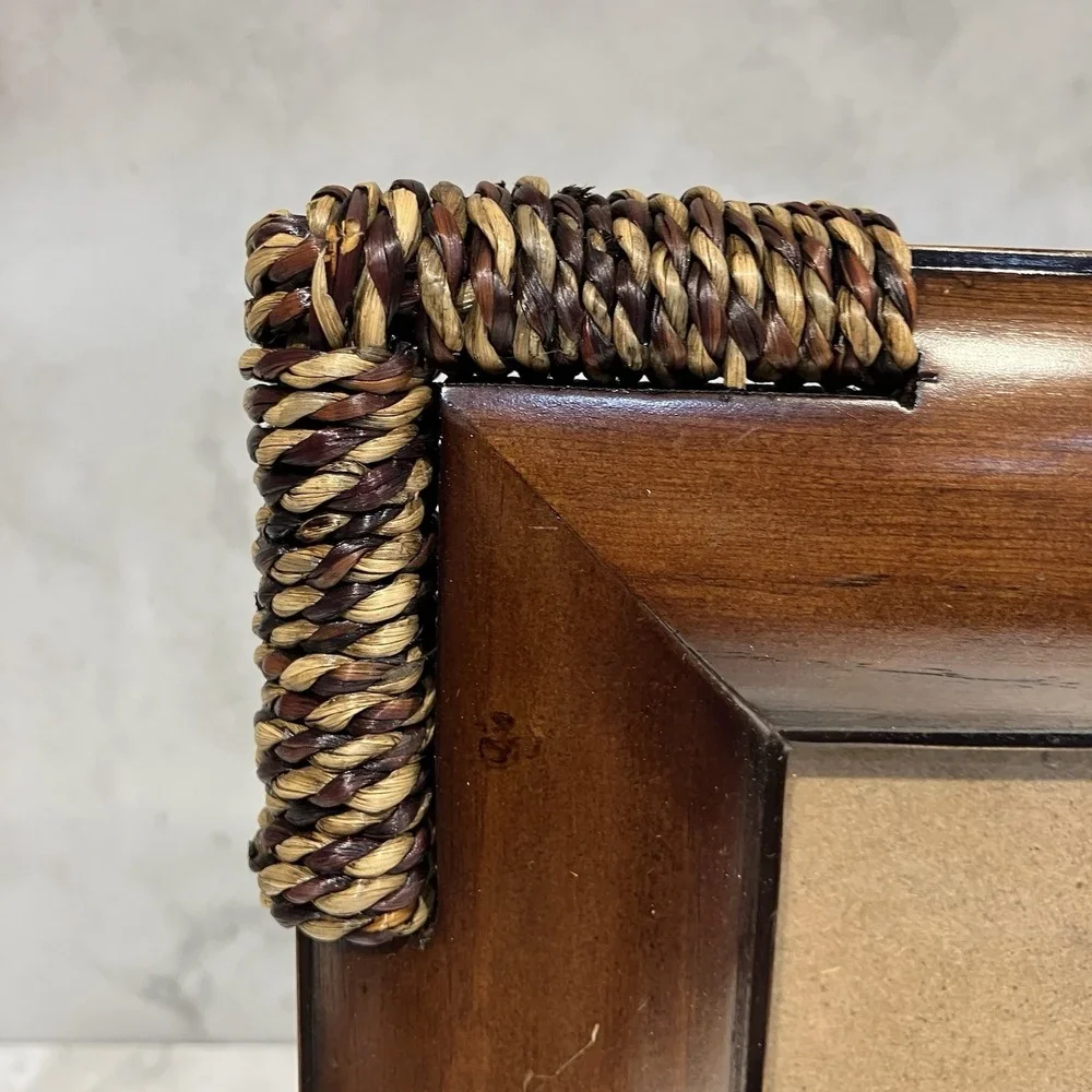 SICURA Woven Rattan Free Standing Frame for 4x6 photos **READ**